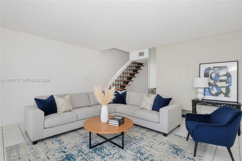 Townhouse in Hialeah, Florida 2 bedrooms, 100.33 sq.m. № 2031733 - photo 4