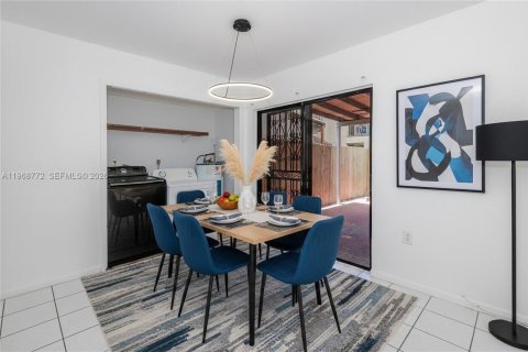Townhouse in Hialeah, Florida 2 bedrooms, 100.33 sq.m. № 2031733 - photo 6