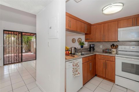 Townhouse in Hialeah, Florida 2 bedrooms, 100.33 sq.m. № 2031733 - photo 8