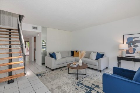 Townhouse in Hialeah, Florida 2 bedrooms, 100.33 sq.m. № 2031733 - photo 3