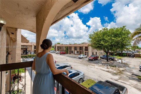 Townhouse in Hialeah, Florida 2 bedrooms, 100.33 sq.m. № 2031733 - photo 15