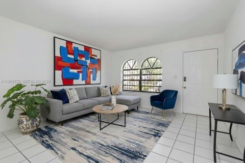 Townhouse in Hialeah, Florida 2 bedrooms, 100.33 sq.m. № 2031733 - photo 2