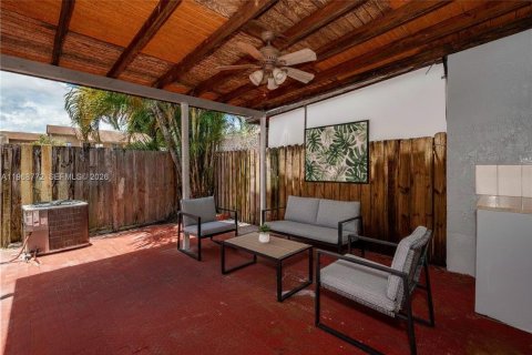 Townhouse in Hialeah, Florida 2 bedrooms, 100.33 sq.m. № 2031733 - photo 7