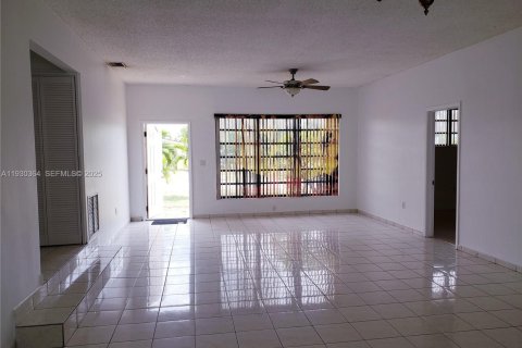 Villa ou maison à louer à Miami, Floride: 4 chambres, 155.15 m2 № 1989158 - photo 2