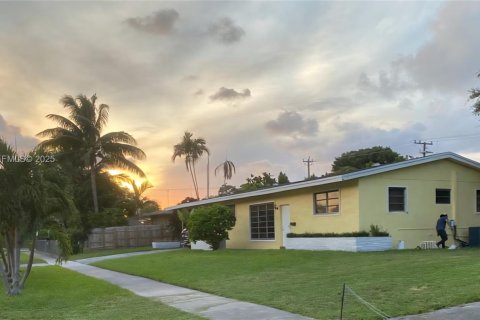 Villa ou maison à louer à Miami, Floride: 4 chambres, 155.15 m2 № 1989158 - photo 1