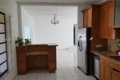 Villa ou maison à louer à Miami, Floride: 4 chambres, 155.15 m2 № 1989158 - photo 3