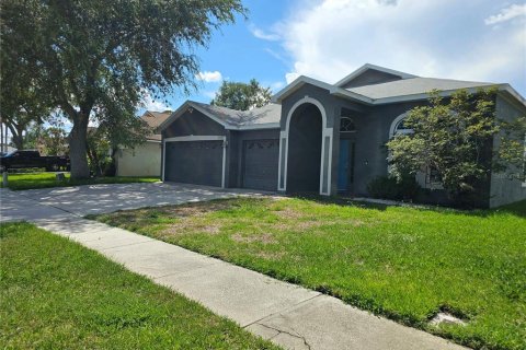 House in Zephyrhills, Florida 4 bedrooms, 231.51 sq.m. № 1841361 - photo 3
