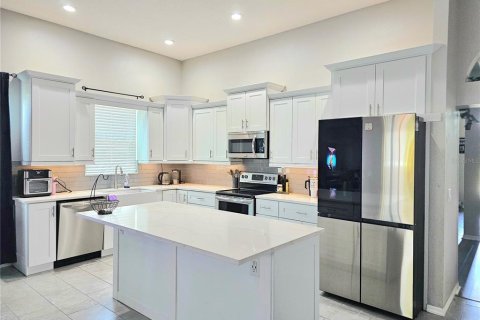 House in Zephyrhills, Florida 4 bedrooms, 231.51 sq.m. № 1841361 - photo 5