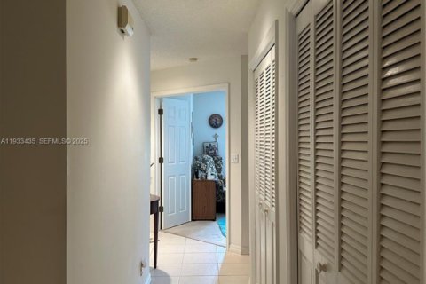 Condo in Stuart, Florida, 2 bedrooms  № 1992509 - photo 16