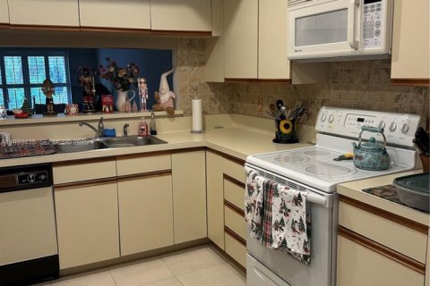 Condo in Stuart, Florida, 2 bedrooms  № 1992509 - photo 9