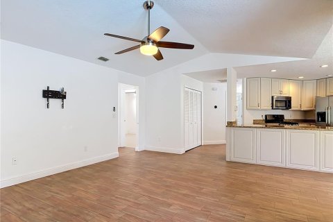 House in DeBary, Florida 4 bedrooms, 206.99 sq.m. № 2429235 - photo 11