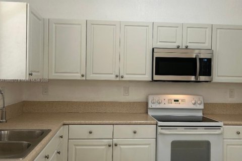 Снять в аренду таунхаус в Майами, Флорида 3 спальни, 145.3м2, № 1933382 - фото 16