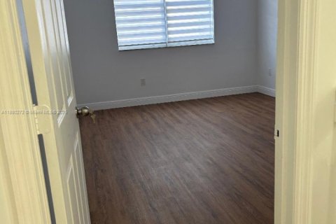 Снять в аренду таунхаус в Майами, Флорида 3 спальни, 145.3м2, № 1933382 - фото 2