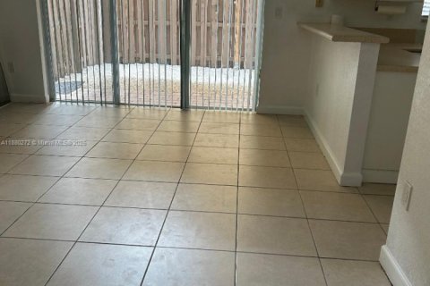 Снять в аренду таунхаус в Майами, Флорида 3 спальни, 145.3м2, № 1933382 - фото 24