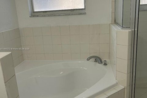Снять в аренду таунхаус в Майами, Флорида 3 спальни, 145.3м2, № 1933382 - фото 6
