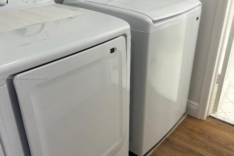 Снять в аренду таунхаус в Майами, Флорида 3 спальни, 145.3м2, № 1933382 - фото 1