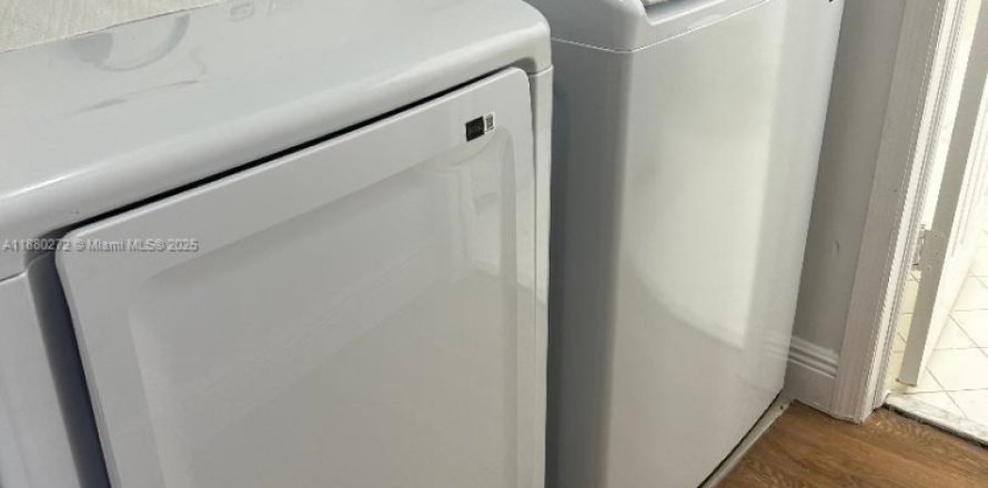 Таунхаус в Майами, Флорида 3 спальни, 145.3м2 № 1933382