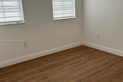 Снять в аренду таунхаус в Майами, Флорида 3 спальни, 145.3м2, № 1933382 - фото 9