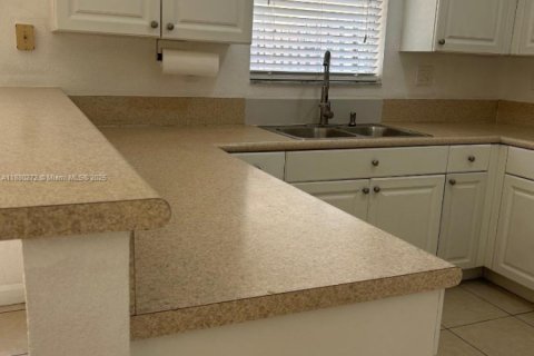 Снять в аренду таунхаус в Майами, Флорида 3 спальни, 145.3м2, № 1933382 - фото 14