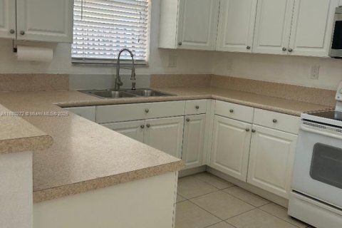 Снять в аренду таунхаус в Майами, Флорида 3 спальни, 145.3м2, № 1933382 - фото 17
