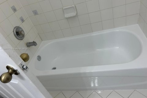 Снять в аренду таунхаус в Майами, Флорида 3 спальни, 145.3м2, № 1933382 - фото 26