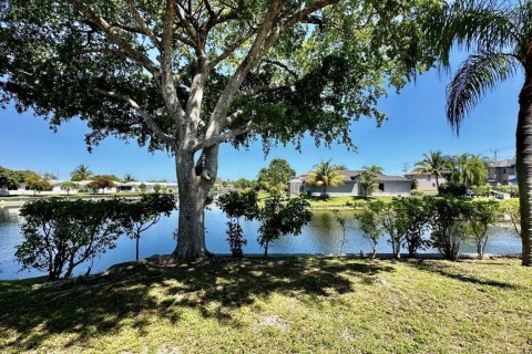 House in Tamarac, Florida 2 bedrooms, 111.48 sq.m. № 1102277 - photo 1