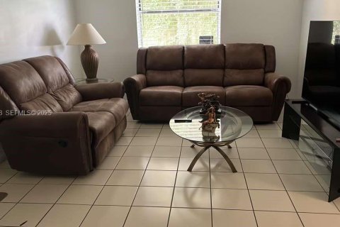 Condominio en alquiler en Sweetwater, Florida, 2 dormitorios, 70.42 m2 № 1992927 - foto 1