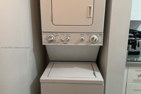 Condominio en alquiler en Sweetwater, Florida, 2 dormitorios, 70.42 m2 № 1992927 - foto 11