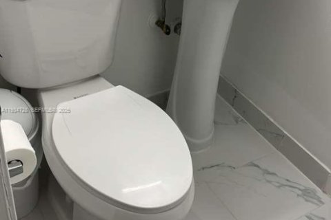 Condominio en alquiler en Sweetwater, Florida, 2 dormitorios, 70.42 m2 № 1992927 - foto 5