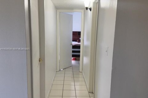 Condominio en alquiler en Sweetwater, Florida, 2 dormitorios, 70.42 m2 № 1992927 - foto 3