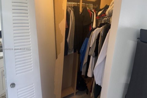 Condominio en alquiler en Sweetwater, Florida, 2 dormitorios, 70.42 m2 № 1992927 - foto 9