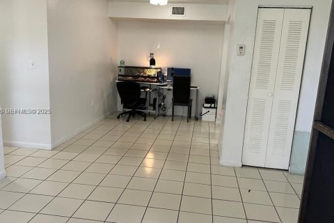 Condominio en alquiler en Sweetwater, Florida, 2 dormitorios, 70.42 m2 № 1992927 - foto 2