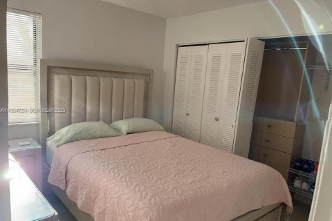 Condominio en alquiler en Sweetwater, Florida, 2 dormitorios, 70.42 m2 № 1992927 - foto 8