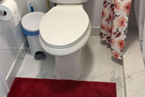 Condominio en alquiler en Sweetwater, Florida, 2 dormitorios, 70.42 m2 № 1992927 - foto 6