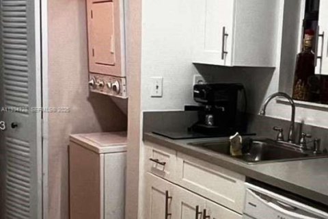 Condominio en alquiler en Sweetwater, Florida, 2 dormitorios, 70.42 m2 № 1992927 - foto 12