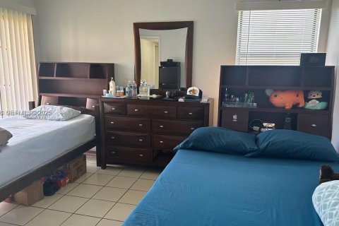 Condominio en alquiler en Sweetwater, Florida, 2 dormitorios, 70.42 m2 № 1992927 - foto 4