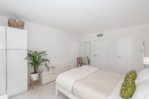 Condo in Miami Beach, Florida, 1 bedroom № 1988596 - photo 12