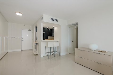 Condo in Miami Beach, Florida, 1 bedroom № 1988596 - photo 1