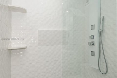 Condo in Miami Beach, Florida, 1 bedroom № 1988596 - photo 16