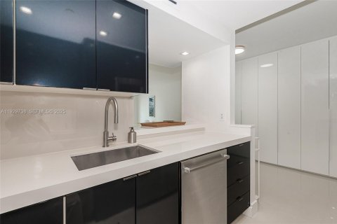 Condo in Miami Beach, Florida, 1 bedroom № 1988596 - photo 6