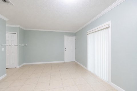 Condo in Miami, Florida, 1 bedroom № 2089377 - photo 4