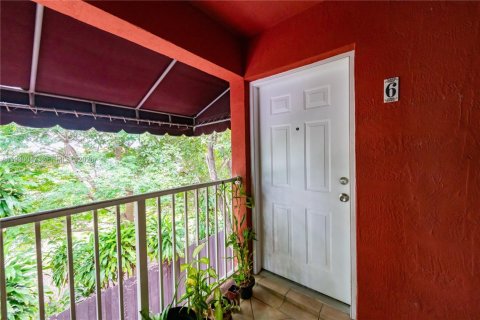 Condo in Miami, Florida, 1 bedroom № 2089377 - photo 2