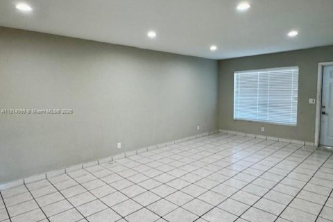 Casa en alquiler en Hallandale Beach, Florida, 3 dormitorios, 238.67 m2 № 1969714 - foto 7