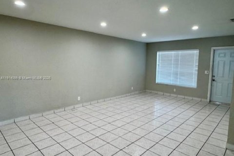 Casa en alquiler en Hallandale Beach, Florida, 3 dormitorios, 238.67 m2 № 1969714 - foto 6