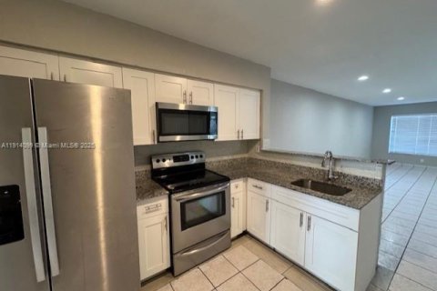 Casa en alquiler en Hallandale Beach, Florida, 3 dormitorios, 238.67 m2 № 1969714 - foto 5