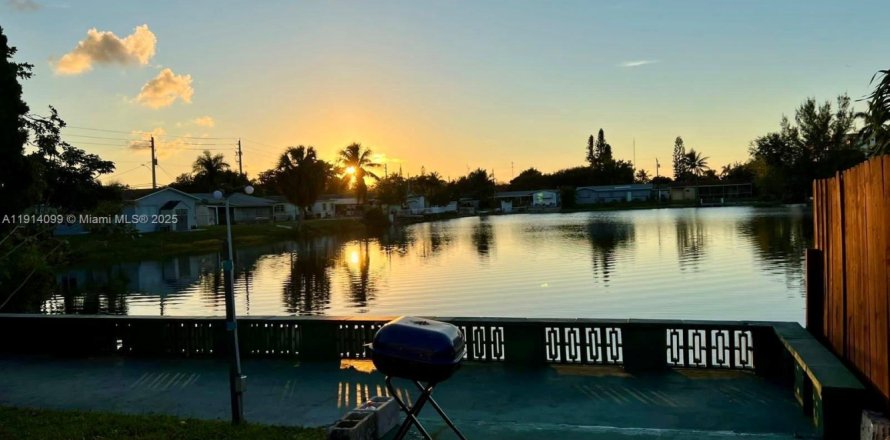 Casa en Hallandale Beach, Florida 3 dormitorios, 238.67 m2 № 1969714