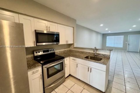 Casa en alquiler en Hallandale Beach, Florida, 3 dormitorios, 238.67 m2 № 1969714 - foto 3