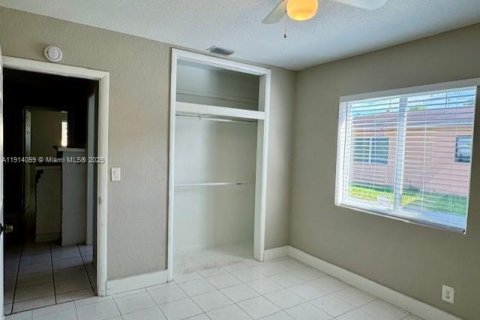 Casa en alquiler en Hallandale Beach, Florida, 3 dormitorios, 238.67 m2 № 1969714 - foto 14