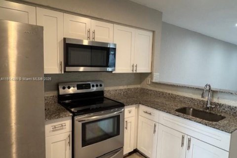 Casa en alquiler en Hallandale Beach, Florida, 3 dormitorios, 238.67 m2 № 1969714 - foto 2