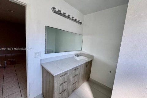 Casa en alquiler en Hallandale Beach, Florida, 3 dormitorios, 238.67 m2 № 1969714 - foto 11